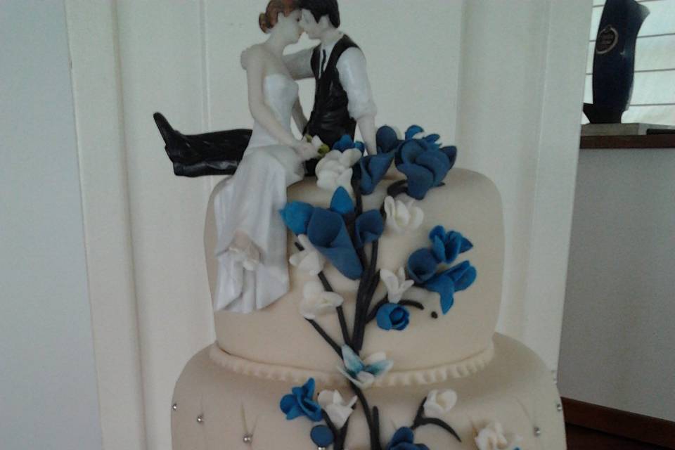 Tarta con flores azules y pareja