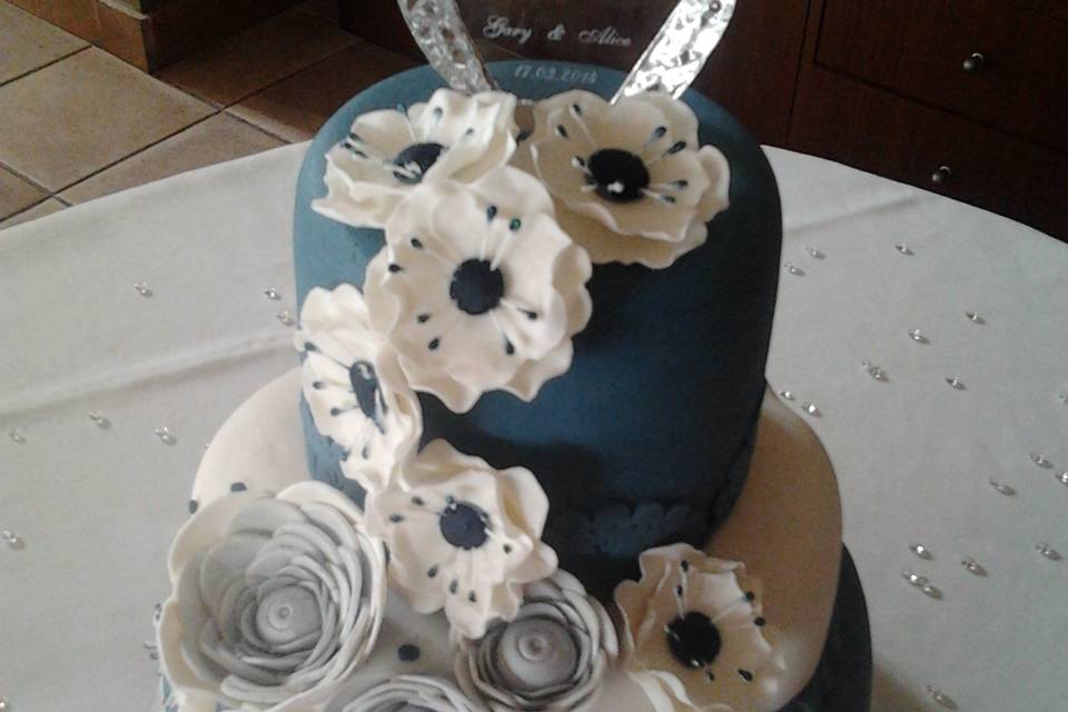 Tarta con flores azules y pareja