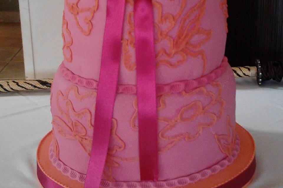 Tarta bordada en fucsia y naranja