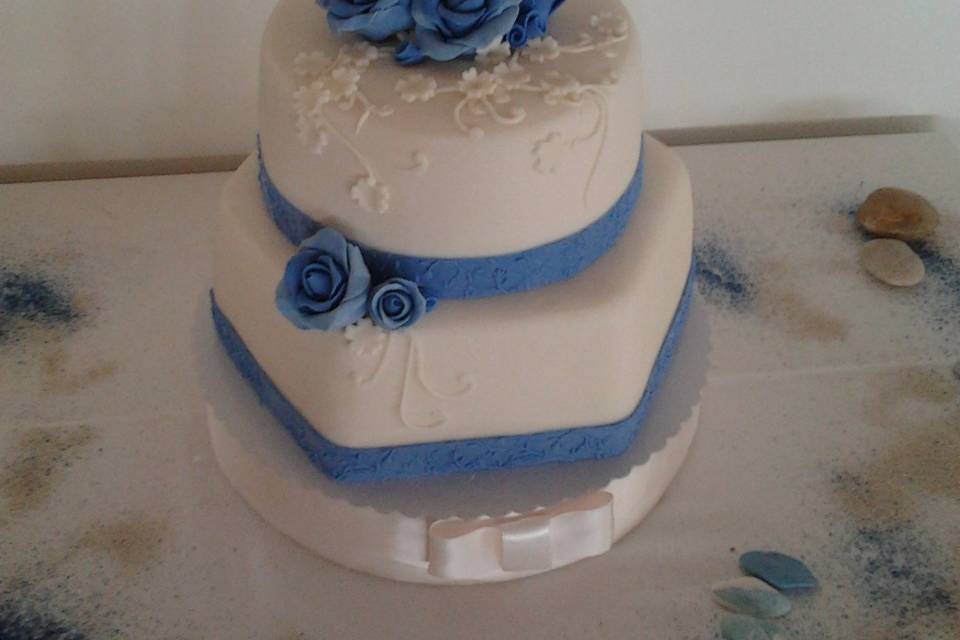 Tarta con conchas azules