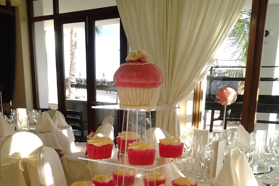 Torre de cupcakes fucsia