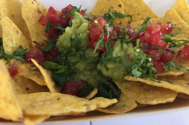 Nachos y guacamole casero