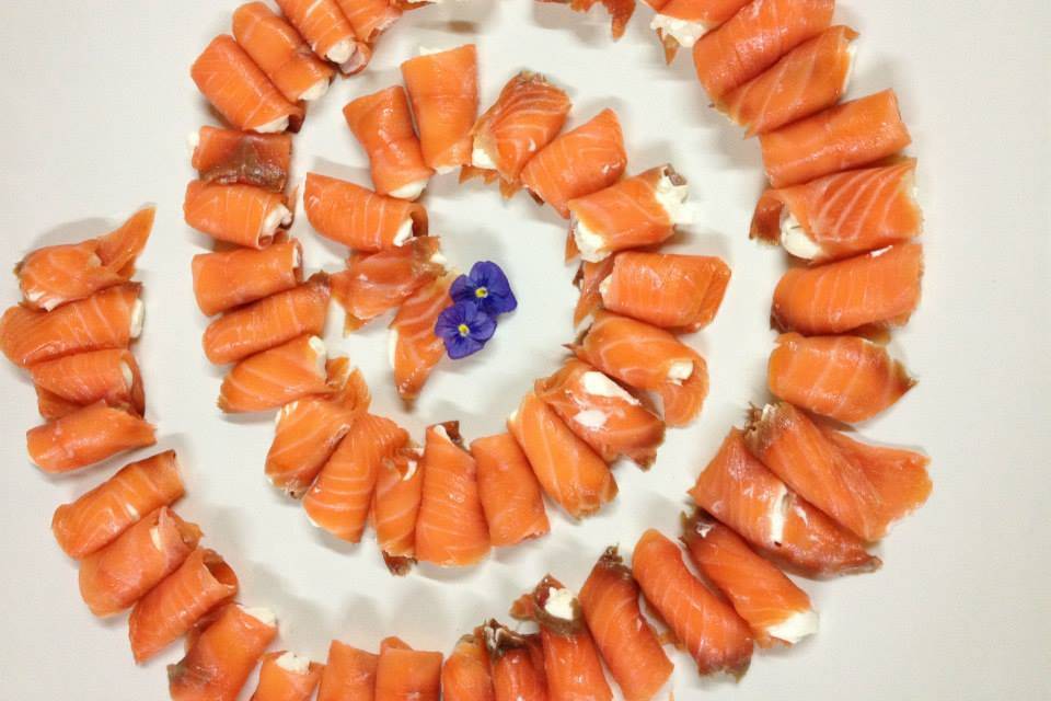 Rolls de salmón con filadelfia y mermelada de violetas