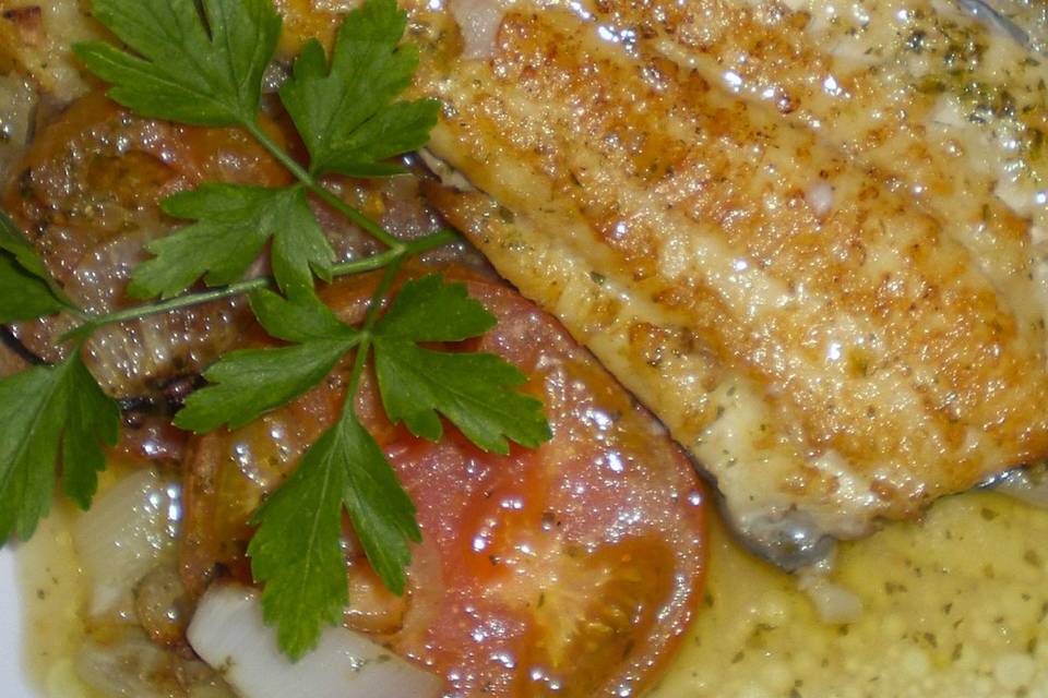 Pescado con  tomate y perjil