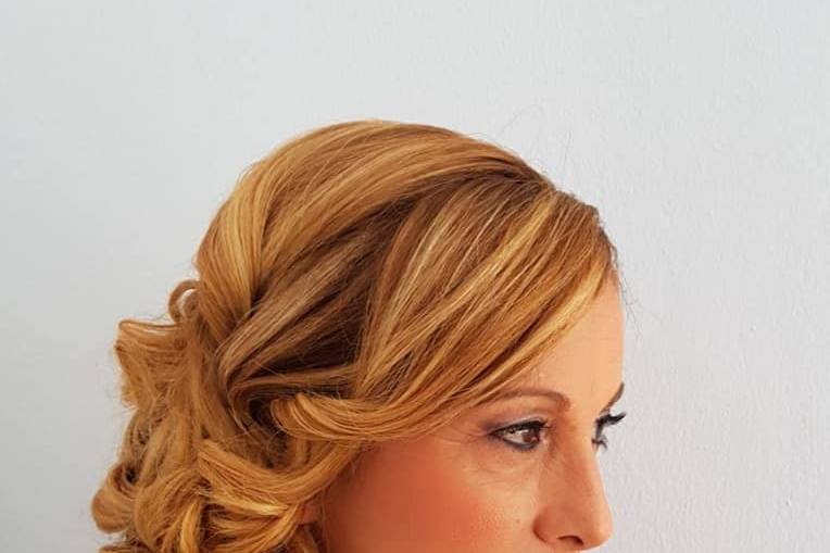 Semirecogido y maquillaje