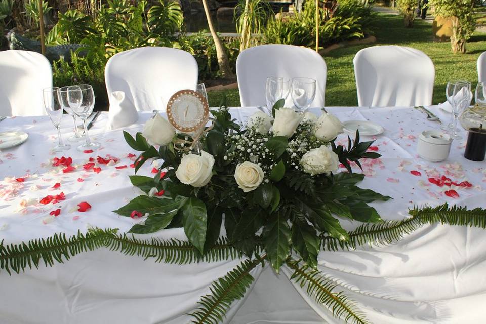 Decoración de la mesa de los novios