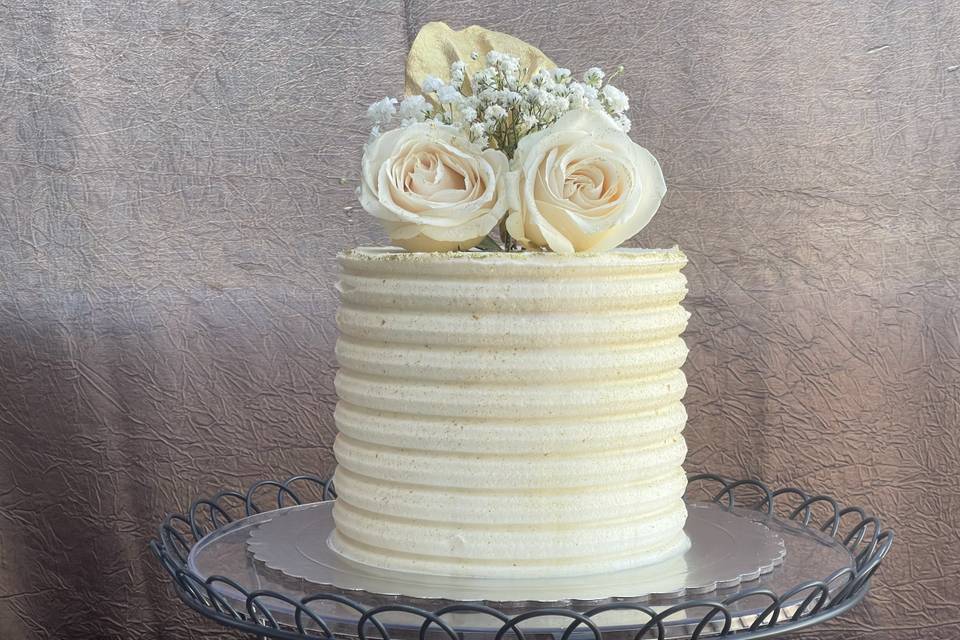 Tarta de boda con flores naturales