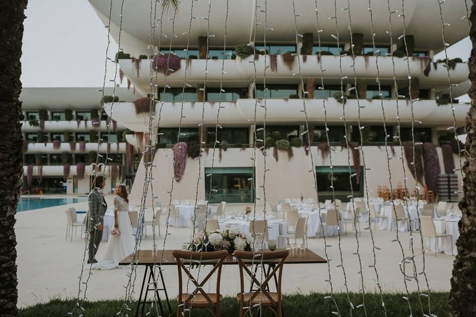 Banquete junto a la piscina