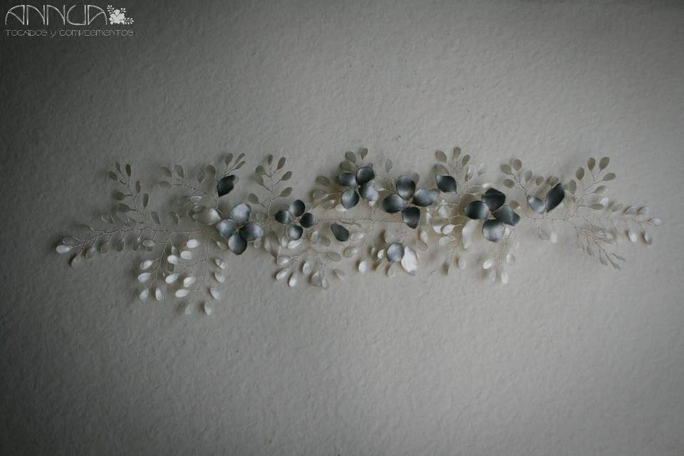 Tocado de flores de plata