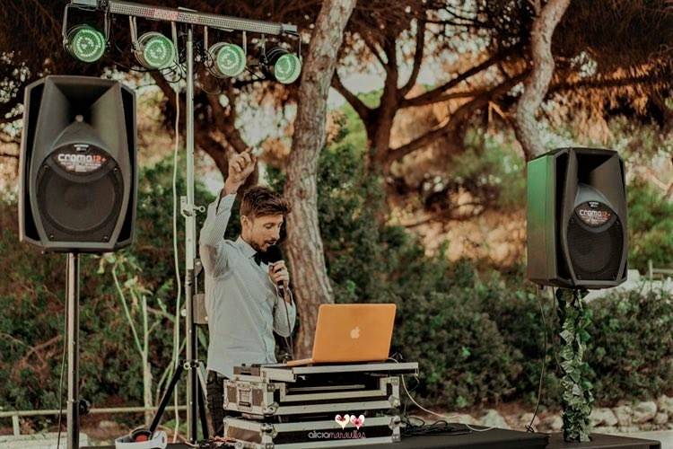 Leo dj animando la boda