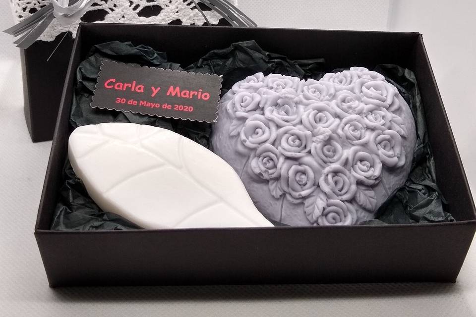 Corazón de rosas gris