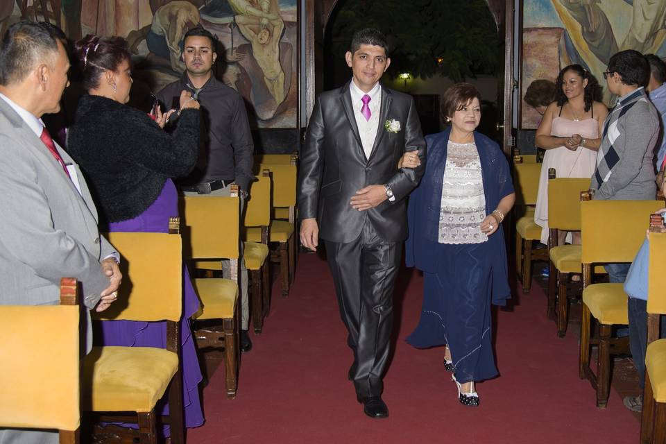 Entrada del novio a la iglesia