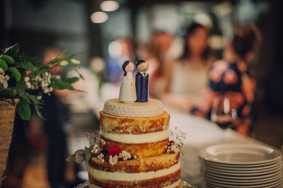 Figuras sobre tarta de boda