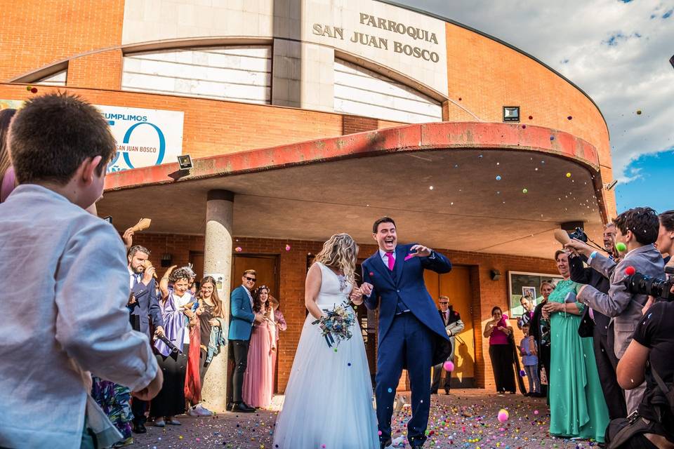 Salida de los novios de la iglesia