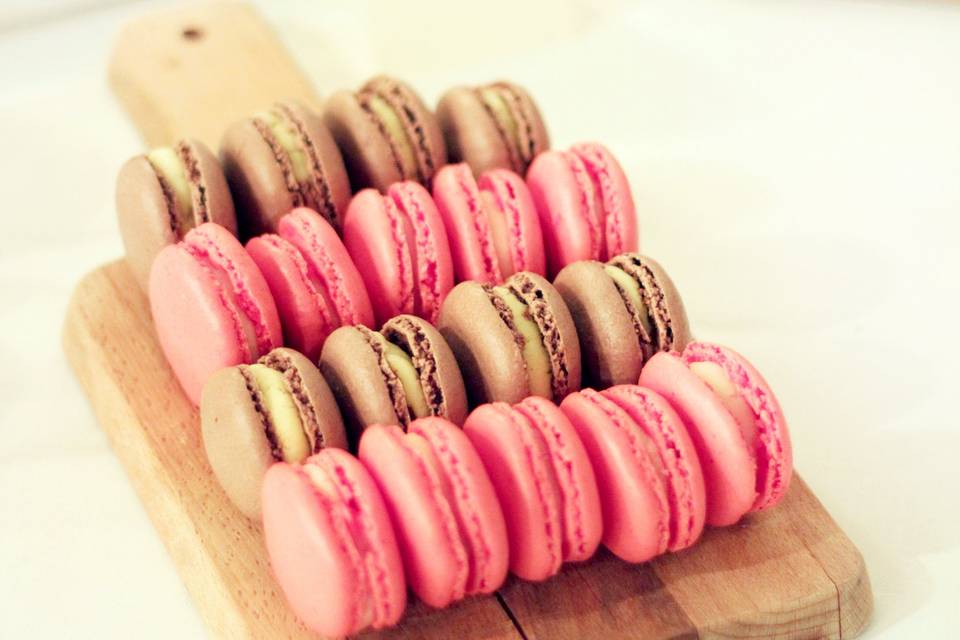 Macarons a juego en mesa dulce