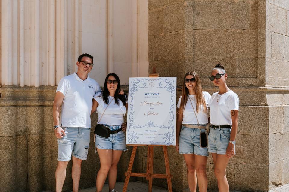 Equipo_planner_junto_cartel_bienvenida_exterior