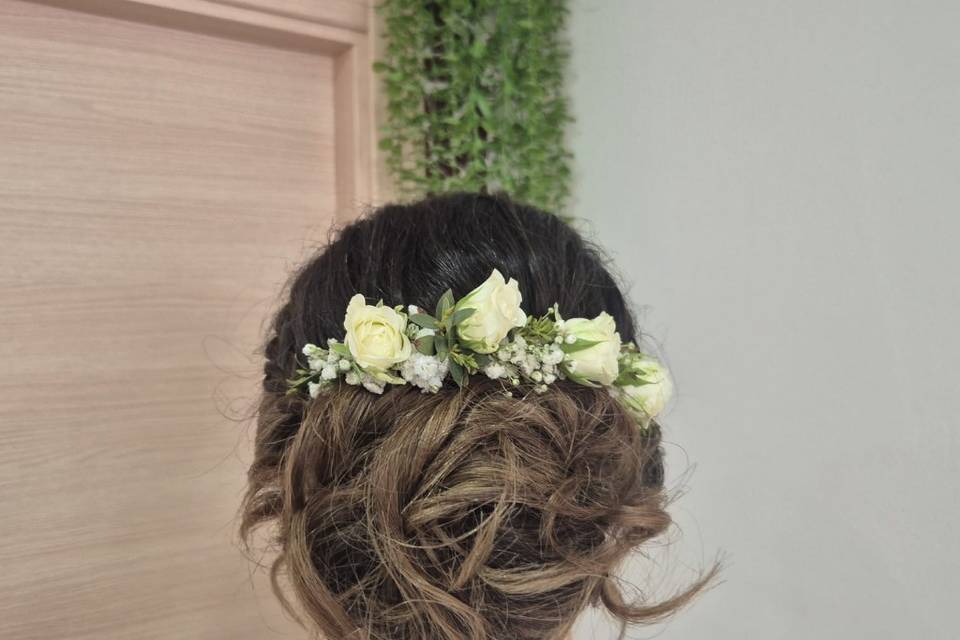 Peinado con flores naturales