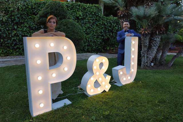 Letras luminosas para decorar vuestros eventos  Letras grandes para boda, Letras  gigantes para bodas, Boda