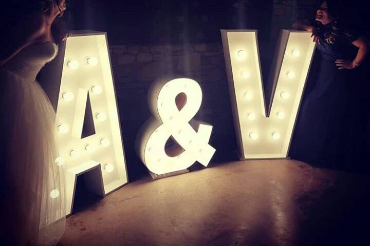 Alquiler letras luminosas madera gigantes bodas eventos bcnletters louis  vuitton - BCN LETTERS