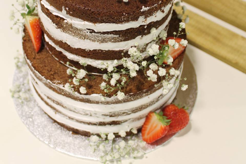 Layer cake con fresas y flores