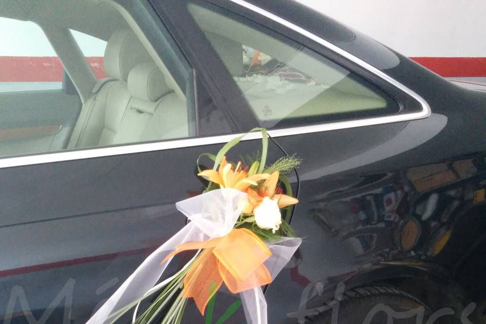 Detalle de flor en el coche de novios