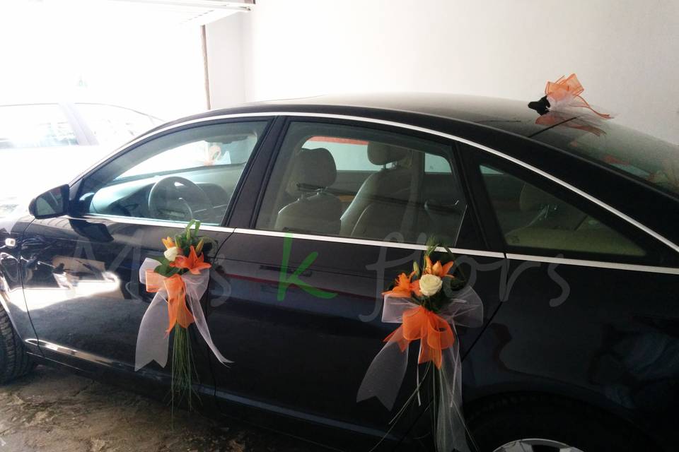 Detalle de flor en el coche de novios