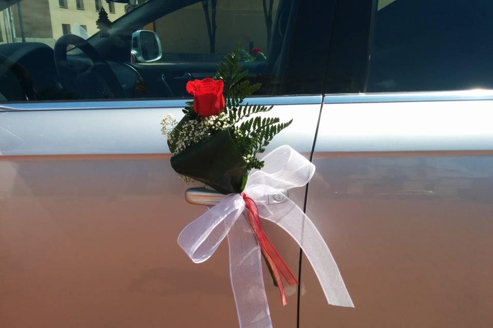 Detalle de flor en el coche de novios