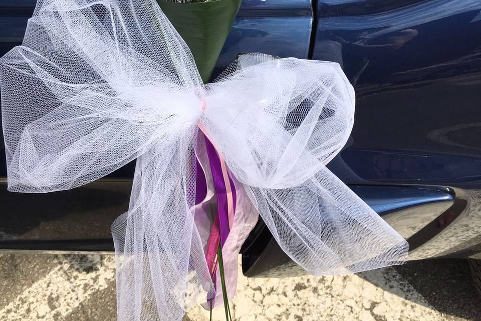 Detalle de flor en el coche de novios