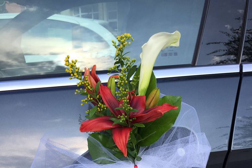 Detalle de flor en el coche de novios