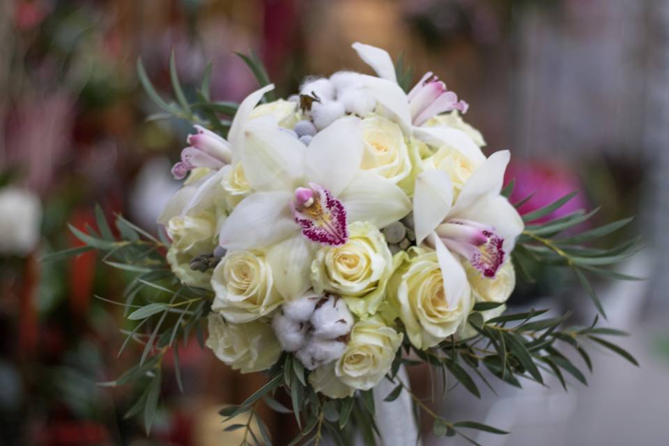 Ramo de novia de rosas y orquídeas