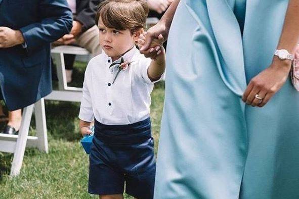 Traje de niño azul marino y blanco