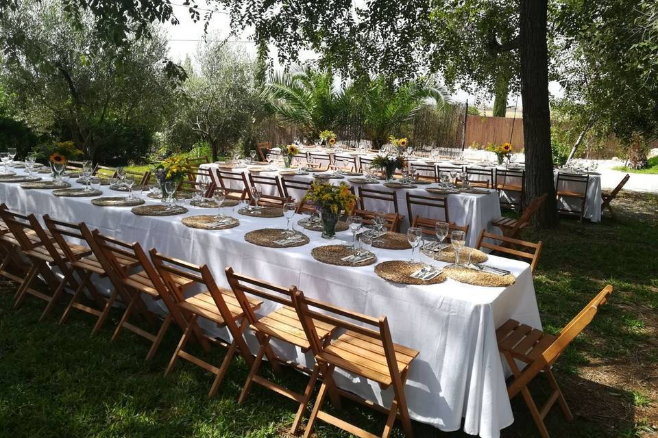 Sillas y mesas en boda