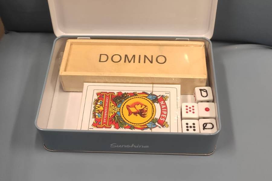 Juego dominó, cartas y póker