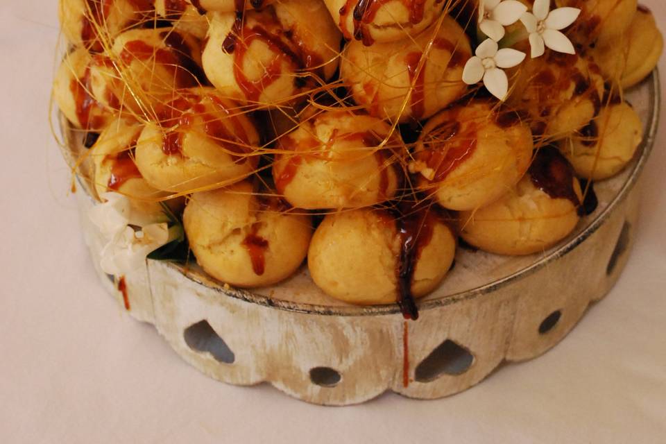 Torre profiteroles con hilos