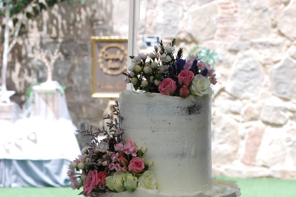 Naked cake floral silvestre