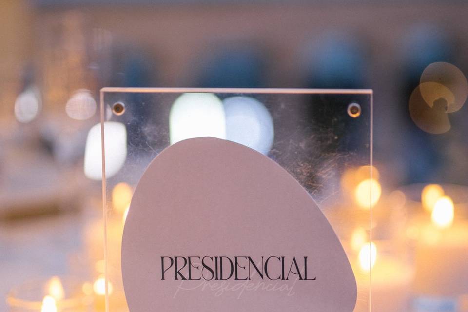 Mesa presidencial con papeleri
