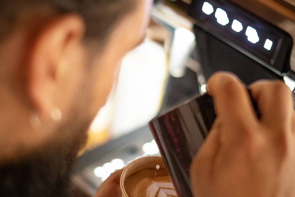 Barista preparando latte art