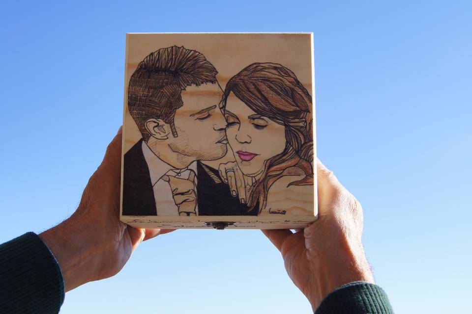 Ilustración de los novios en caja de madera