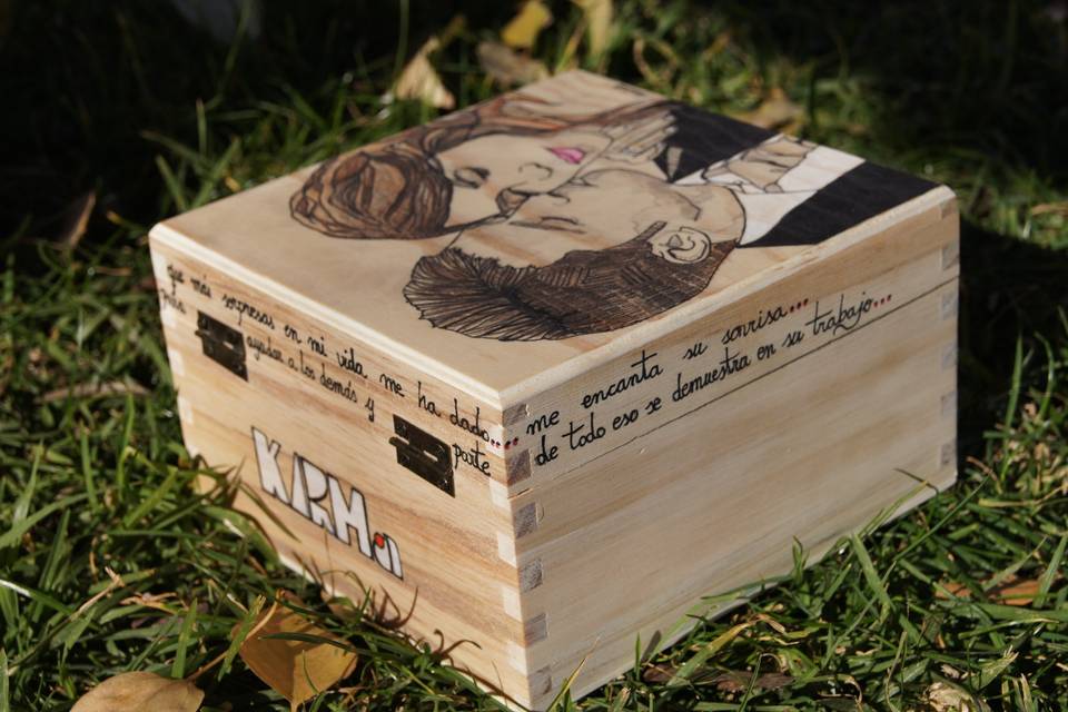 Ilustración de los novios en caja de madera