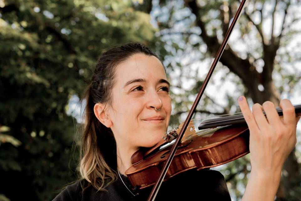 Elena tocando al aire libre