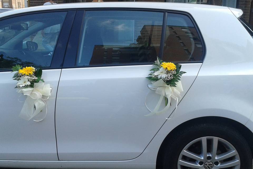 Coche con gerberas