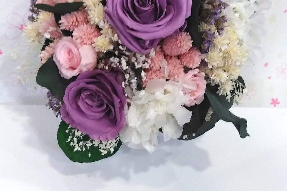 Bouquet con hortensias y rosas