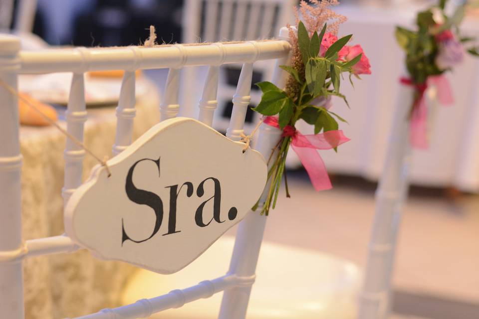 Decoración sillas novios