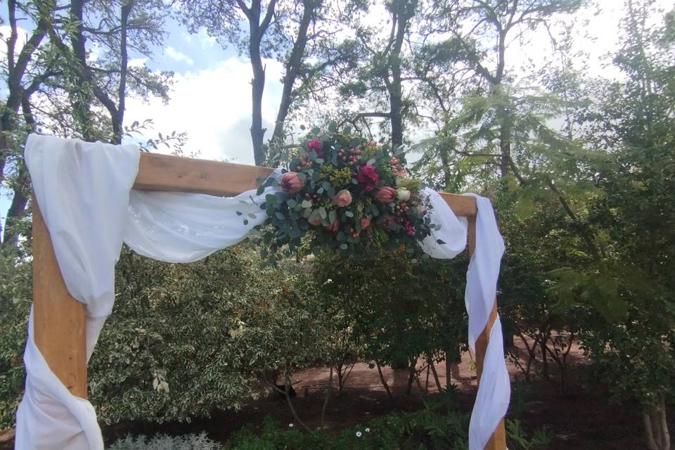Arco y centro floral