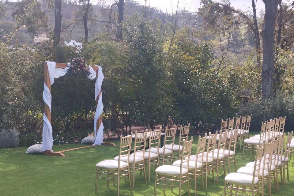 Arreglo floral y arco