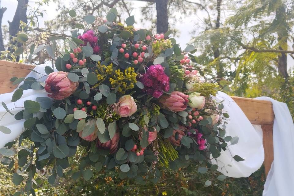 Centro floral en el arco