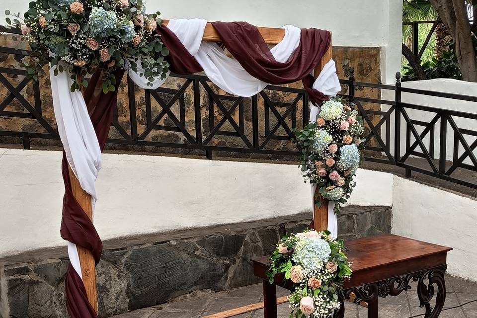Arreglo floral de mesa y arco