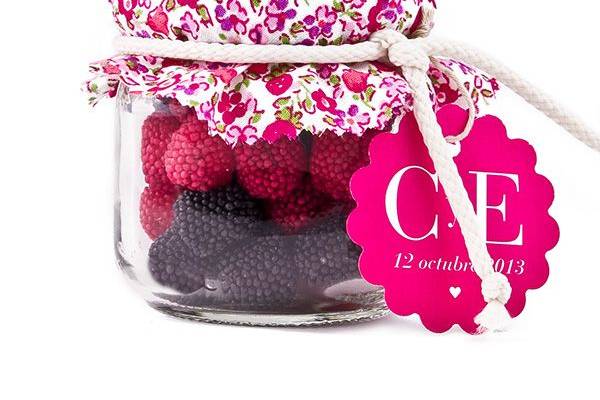 Tarro de chuches con moras y fresas con etiqueta personalizada.