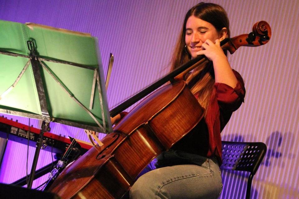 Lara, al violoncello