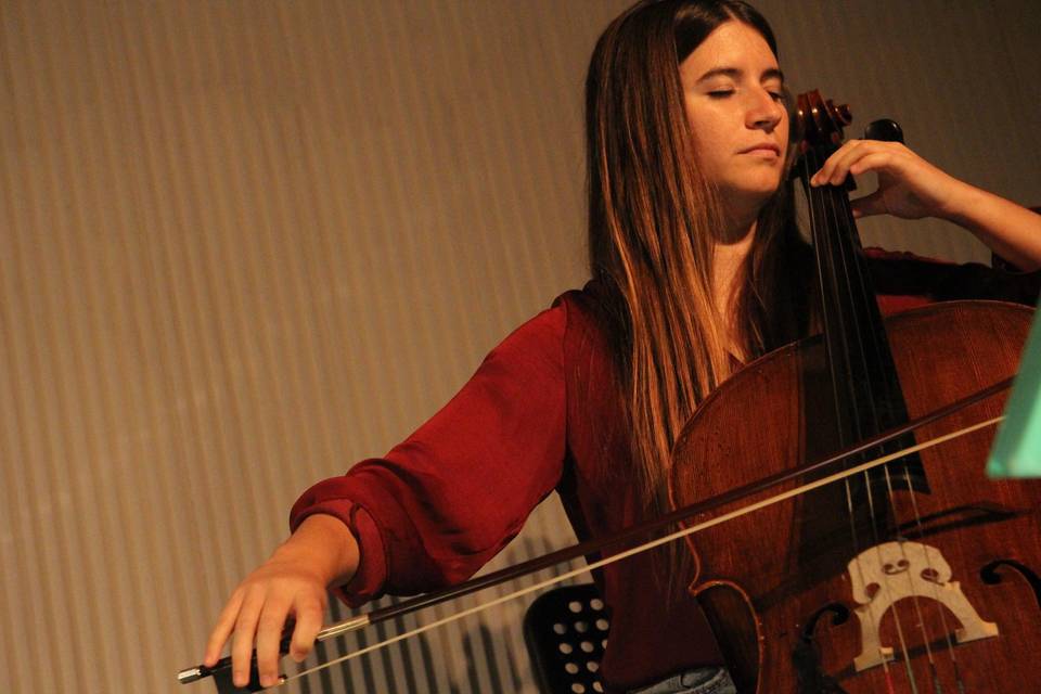 Lara, disfruta al violoncello